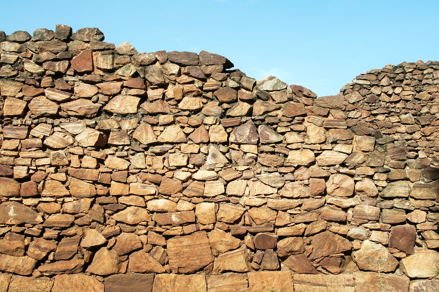 Fachada o muro de piedra en Pontevedra